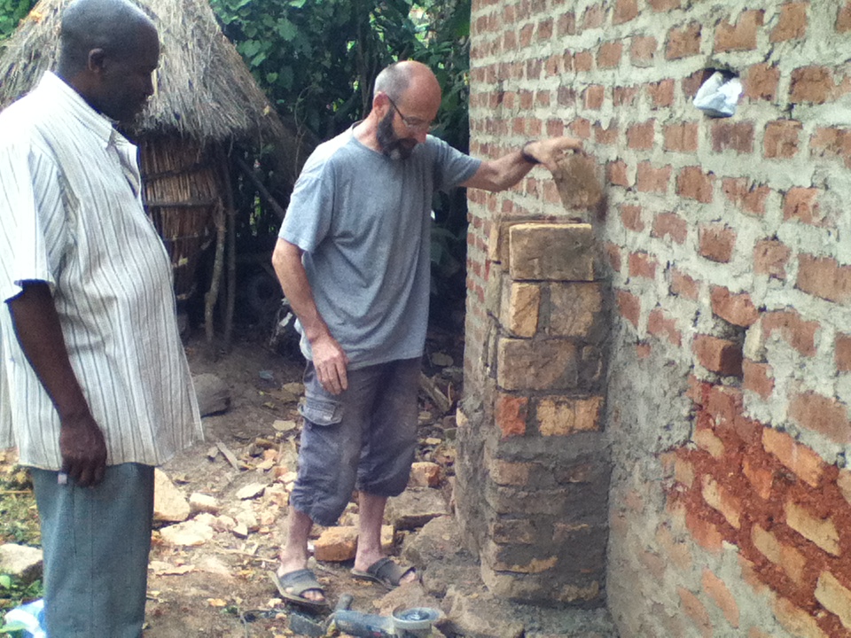Uganda Eco Tours / construction on energy saving Stove